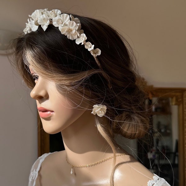 Couronne mariage, fleurs et perles d' eau douce baroques et porcelaine froide pour mariée glamour romantique.