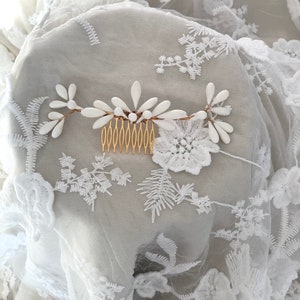 Peigne cheveux mariage, bijoux coiffure mariée, broche mariage avec étamines de porcelaine froide, très élégant image 7