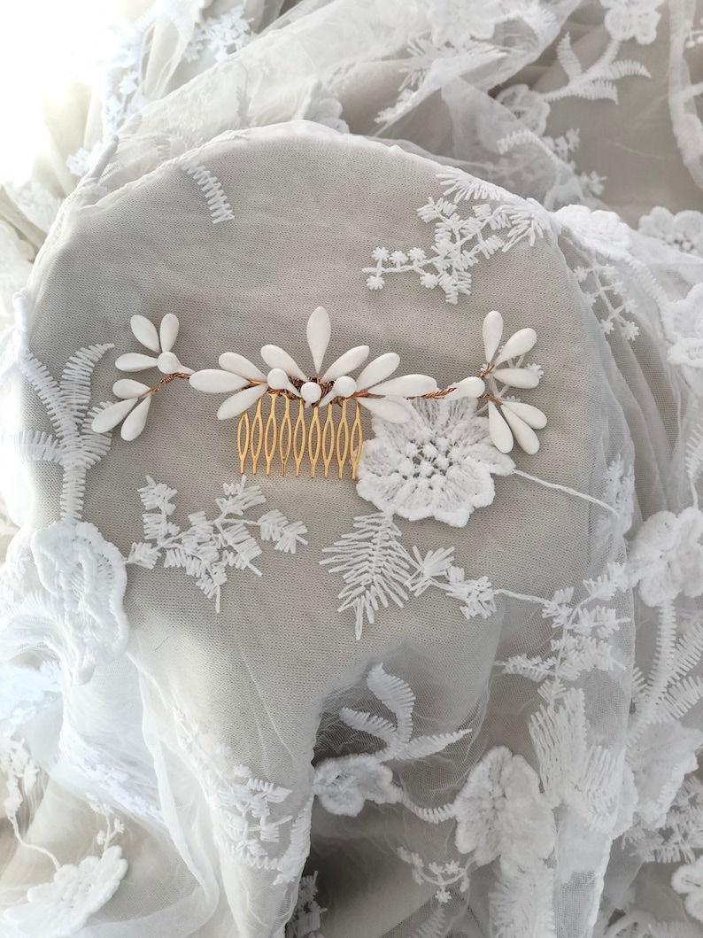 Peigne cheveux mariage, bijoux coiffure mariée, broche mariage avec étamines de porcelaine froide, très élégant image 7