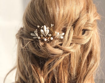 Wedding hair comb, bridal hairstyle jewelry in porcelain and ivory pearls.