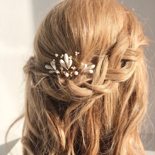 Peigne à cheveux mariage, bijoux coiffure mariée en porcelaine et perles ivoires.