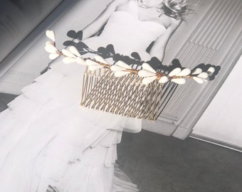 Wedding hair comb, bridal hairstyle jewelry, white and gold head accessory, very elegant.