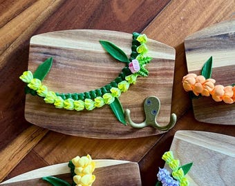 Mini Hawaii Flower Lei Art Key Hook- Green Pakalana Flower With