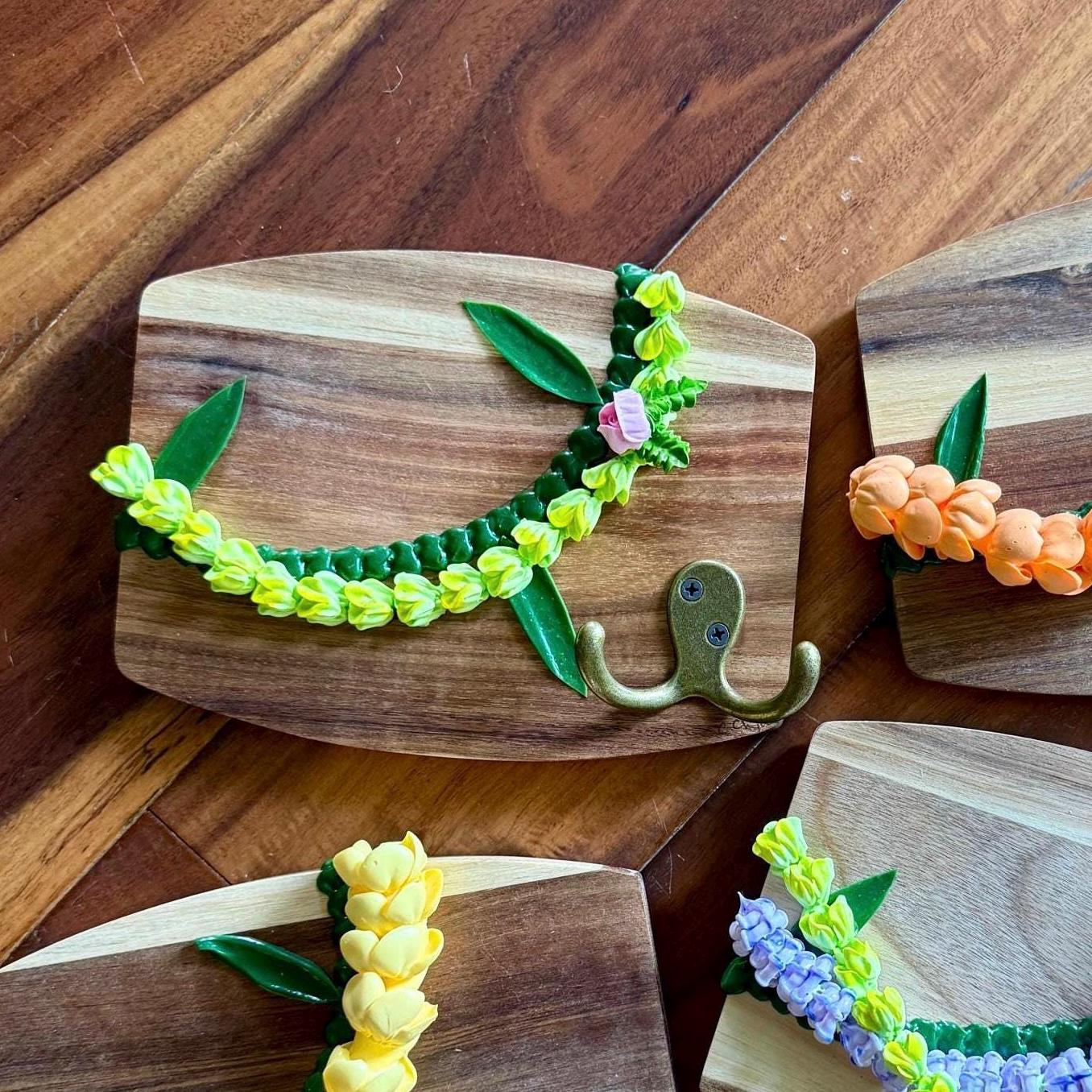 Mini Hawaii Flower Lei Art Key Hook- Green Pakalana Flower With