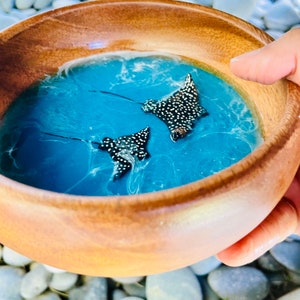 Stingray wood resin bowl- ocean art gift- housewarming present- resin jewelry dish- beachy decor- beach theme art- Hawaiian- 6”