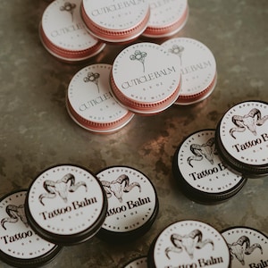 Nagelhautbalsam • Botanischer Balsam für Nägel & Haut • Blumiger Duft • 0,5 Unzen Dose • Kleine Chargen Kräutersalbe • Dame wie Apotheker
