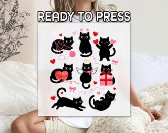 Può includere: Un quadrato bianco con illustrazioni di gatti neri, cuori e fiocchi. Il testo "READY TO PRESS" è in alto. I gatti sono raffigurati in varie pose, alcuni con cuori o regali.