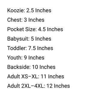 Puede incluir: Fondo blanco con el texto "Measurement Options". Se enumeran medidas en pulgadas para varios art&iacute;culos, incluyendo un koozie (6,35 cm), pecho (7,62 cm), tama&ntilde;o de bolsillo (11,43 cm) y tallas de adulto que van de 27,94 cm a 33,02 cm.