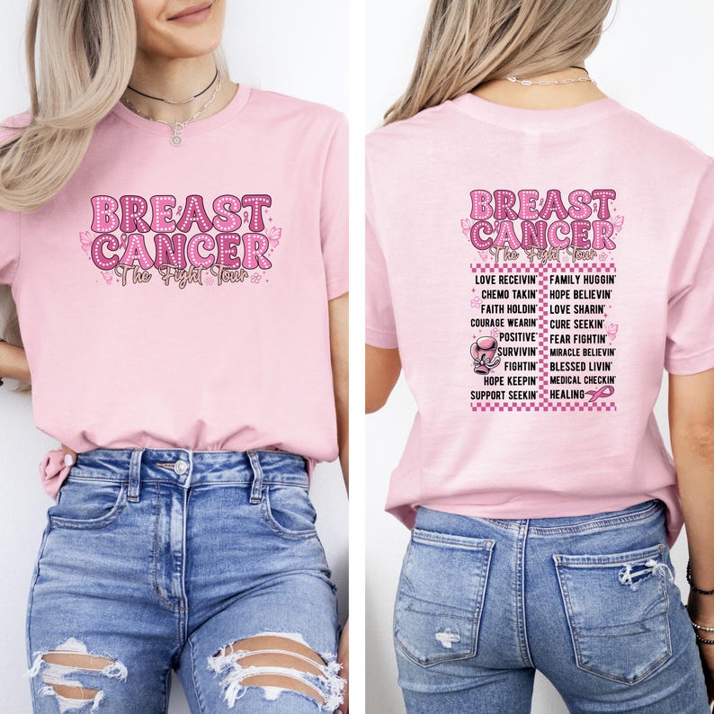 Pu&ograve; includere: Una maglietta rosa chiaro con le parole "BREAST CANCER" in un carattere rosa a fantasia. Il testo "The Fight Tour" &egrave; in basso. Il retro della maglietta presenta un elenco di parole relative alla consapevolezza del cancro al seno.