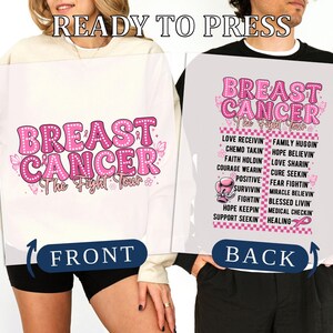 Pu&ograve; includere: Felpa bianca con la scritta "BREAST CANCER The Fight Tour" in lettere rosa a bolle. Il retro della maglietta presenta un elenco di parole ispiratrici e un guantone da boxe rosa. Le parole "READY TO PRESS" sono in alto.