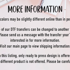 Puede incluir: Imagen con texto "MORE INFORMATION" y detalles sobre transferencias DTF, incluyendo variaciones de color y opciones de dise&ntilde;o. El texto es negro sobre un fondo rosa claro, con un teclado y un cuaderno visibles.