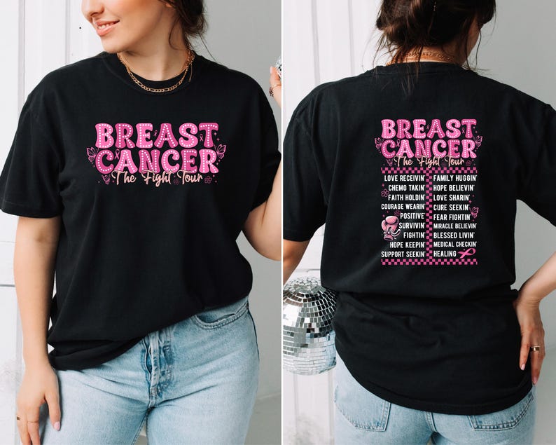 Pu&ograve; includere: T-shirt nero con testo rosa "BREAST CANCER The Fight Tour". La parte anteriore della maglietta presenta il testo in un carattere rosa a bolle con accenti di farfalla. La parte posteriore della maglietta ha un elenco di parole ispiratrici.