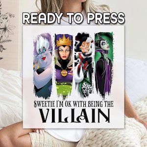 Puede incluir: Una impresi&oacute;n en lienzo cuadrada blanca con cuatro personajes de villanos de dibujos animados en paneles verticales. El texto "READY TO PRESS" est&aacute; en la parte superior. Debajo de los personajes, el texto dice "SWEETIE I'M OK WITH BEING THE VILLAIN."