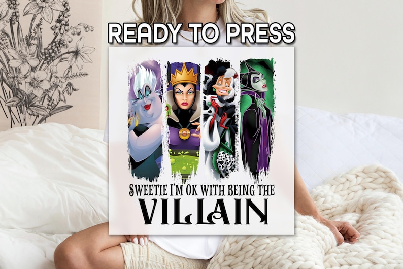 Puede incluir: Una impresi&oacute;n en lienzo cuadrada blanca con cuatro personajes de villanos de dibujos animados en paneles verticales. El texto "READY TO PRESS" est&aacute; en la parte superior. Debajo de los personajes, el texto dice "SWEETIE I'M OK WITH BEING THE VILLAIN."