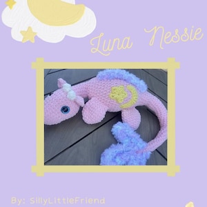 Può includere: Un giocattolo Nessie rosa all'uncinetto con dettagli blu e gialli, su uno sfondo viola chiaro. Il testo "Luna Nessie" è scritto in corsivo. Lo sfondo include una luna gialla, stelle e il testo "By: SillyLittleFriend."
