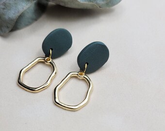 Noble hanging earrings in green and gold