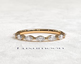 Anel de compromisso em ouro feito à mão com diamante cultivado em laboratório em formato de marquise.