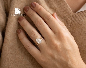 Verlovingsring met ovale diamant in laboratoriumstijl en bloemenmotief, massief gouden jubileumcadeau