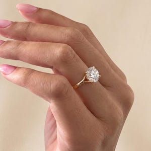 Verlovingsring met gespleten band en ronde slijping in 18-karaats geelgoud, solitaire diamant van 1,5 karaat (laboratoriumgekweekt), verborgen accent, IGI-gecertificeerde trouwring.