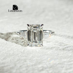 Drei-Stein-Diamant-Verlobungsring in Smaragd- und Baguetteschliff, IGI-zertifiziert E VVS2 im Labor gewachsener Diamant-Ehering, Vorschlag-Jubiläumsring