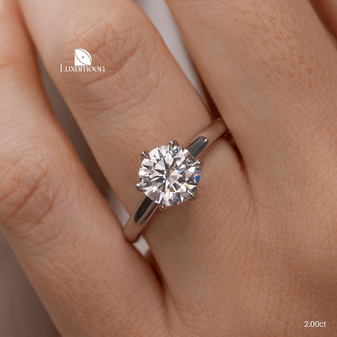 手作りのラウンドカットラボグロウンダイヤモンドソリティア婚約指輪 
