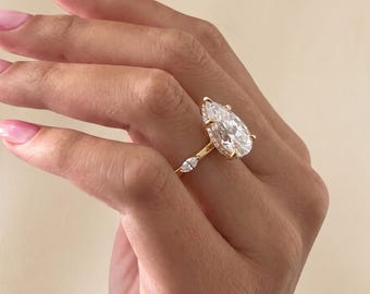 Verlobungsring mit 2 Karat birnenförmigem, im Labor gezüchtetem Diamanten, Gelbgold, Dreistein-Marquise-Fassung