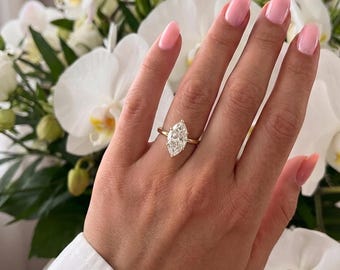Verlobungsring im Marquise-Schliff mit Pavé-Krone und verstecktem Halo, 2,5 ct Labordiamant, Sechs-Krappen-Fassung, 14 Karat Gelbgold, ein königliches Brautgeschenk