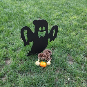 Black Metal Ghost Garden Decor: Modern Halloween Art