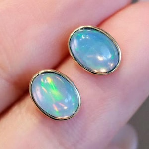 18 kt gouden natuurlijke Australische opaal oorknopjes: sierlijk verjaardagsafstudeercadeau, sieraden voor elke dag