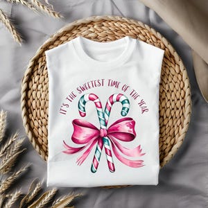 Zoetste tijd van het jaar Candy Cane PNG - kerstsublimatieontwerp voor T-shirts, DTF, eco-oplosmiddel, doe-het-zelf kerstcadeaus