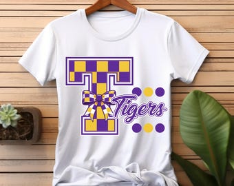 LSUタイガースリボンPNG、パープルゴールドチェックTデザイン、ハッティーズバーグタイガースDTF昇華プリント、フットボールママシャツデジタルダウンロード、Cricutファイル