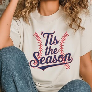 ¡Es la temporada de béisbol! PNG, diseño deportivo para sublimación o DTF, gráfico de camiseta para el día del juego de primavera, descarga digital, bordado falso
