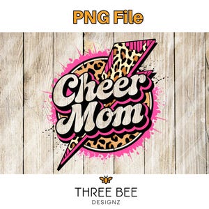 Op de afbeelding: Een digitaal ontwerp met de woorden "Cheer Mom" in een retro lettertype, tegen een roze spetter en een luipaardprint cirkel. Een roze en luipaardprint bliksemschicht staat achter de tekst. De woorden "PNG File" staan bovenaan.