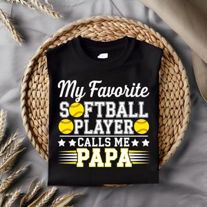 Mi jugador de softbol favorito me llama papá / PNG - Diseño de camiseta para fanáticos de los deportes para abuelos