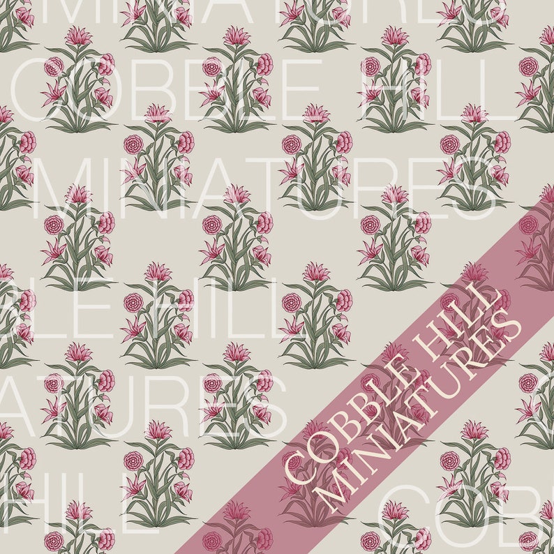 Puede incluir: Un patr&oacute;n sin costuras con flores rosas y hojas verdes sobre un fondo beige claro. El patr&oacute;n se repite en toda la imagen. El texto "Cobble Hill Miniatures" se muestra en diagonal a trav&eacute;s de la imagen en una pancarta rosa.