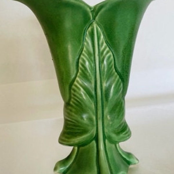 Camark Matte Green Arrow Leaf Vase