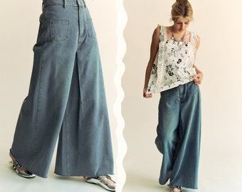 Trendige Denim-Jeans mit weitem Bein für Frauen, Vintage-inspirierte Schlaghose mit hoher Taille, stilvolle, lässige Retro-Jeans mit rohem Saum