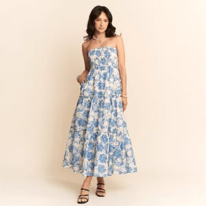 Blauwe strapless gesmokte maxi-jurk met bloemen | Gelaagde zomerjurk | Cottagecore-zonnejurk