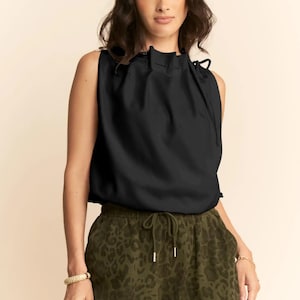 Puede incluir: Un letrero de madera hecho a mano con el texto "Welcome to our home" en un estilo manuscrito. El letrero está pintado de blanco con letras negras y un acabado envejecido, adecuado para uso en interiores o exteriores.