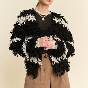 Op de afbeelding: Een rustiek houten bord met de tekst "Welcome to our home" in witte letters. Het bord heeft een verweerde afwerking en een eenvoudig, uitnodigend ontwerp voor de entree.