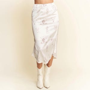 Western Print White Satin Midi Skirt With Desert Cactus and Cowboy Boot Design, Country Cowgirl Style Slip Skirt For Trendy Rodeo Outfits