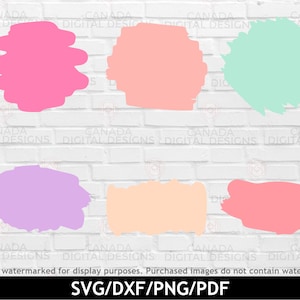 Può includere: Sei macchie di vernice di diversi colori su uno sfondo di mattoni bianchi. Le macchie sono rosa, pesca, verde chiaro, lavanda, pesca e corallo.