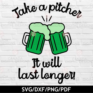 Puede incluir: Un fondo de pared de ladrillo blanco con un gráfico negro y verde de dos jarras de cerveza chocando. El texto "Take a pitcher It will last longer!" está escrito en negro debajo de las jarras. El texto "SVG/DXF/PNG/PDF" está escrito en negro en la parte inferior de la imagen.