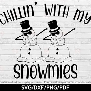 Puede incluir: Ilustraci&oacute;n en blanco y negro de dos mu&ntilde;ecos de nieve con gafas de sol y sombreros, haciendo el dab. El texto "Chillin' with my snowmies" est&aacute; por encima de los mu&ntilde;ecos de nieve.
