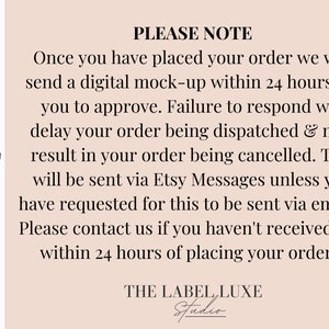 Op de afbeelding: Een roze kennisgeving met zwarte stippen aan de linkerkant. De tekst luidt "PLEASE NOTE" en geeft instructies over digitale mockups en orderverzending. Het Label Luxe Studio-logo staat onderaan in het zwart.