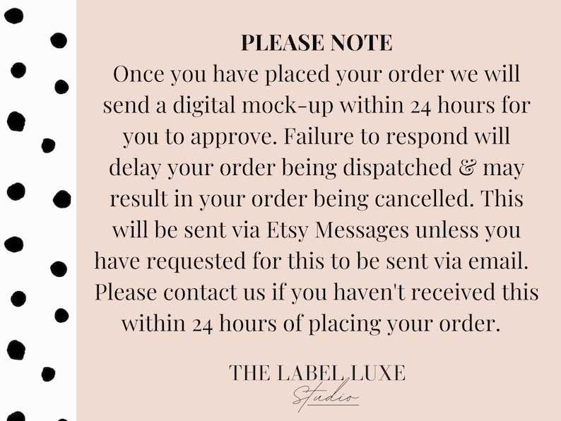 Op de afbeelding: Een roze kennisgeving met zwarte stippen aan de linkerkant. De tekst luidt "PLEASE NOTE" en geeft instructies over digitale mockups en orderverzending. Het Label Luxe Studio-logo staat onderaan in het zwart.