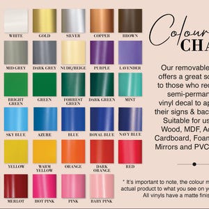 Op de afbeelding: Kleurenkaart met een verscheidenheid aan vinylkleuren, waaronder zwart, wit, goud en verschillende tinten blauw, groen en rood. De kaart bevat tekst die het product beschrijft als een verwijderbare vinylsticker.