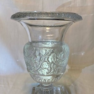 Stunning LALIQUE VERSAILLES Vase
