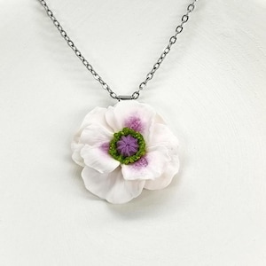 Mohnblumen Anhänger Halskette aus Polymer Ton, cremeweißes Blumenmotiv, Anhänger 2.5 cm