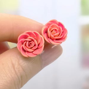 Oorbellen met wilde rozen, gemaakt van polymeerklei en sterling zilver, perzikkleurige rozen, kleine oorstekers 1,2 cm